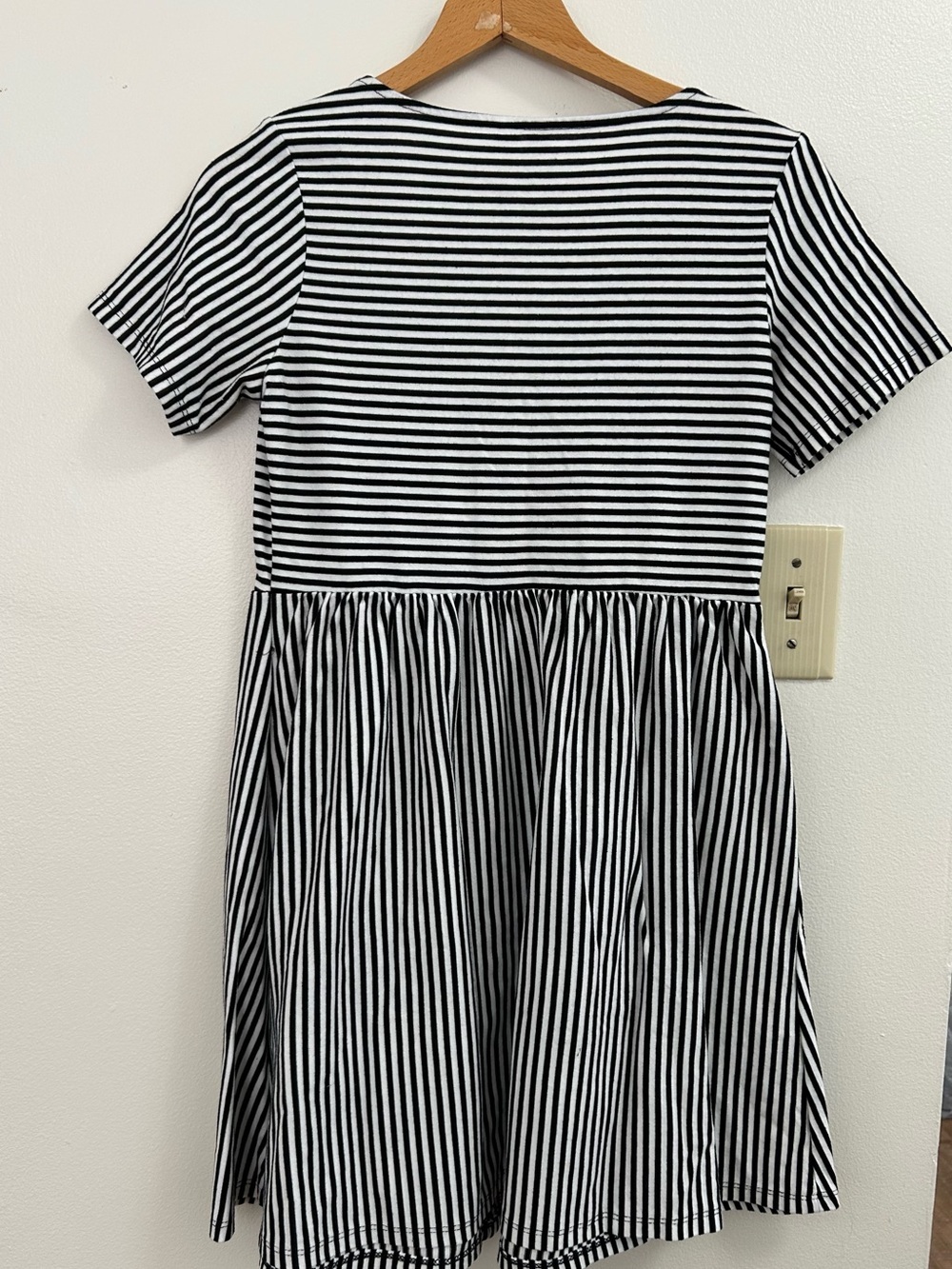 ASOS Black & White Striped V-Neck Button Front Smock/ Baby doll Dress (size 4) - Picture 2 of 4